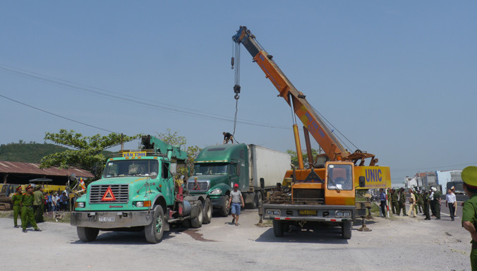 Cẩu xe ra khỏi địa điểm cân tải trọng.