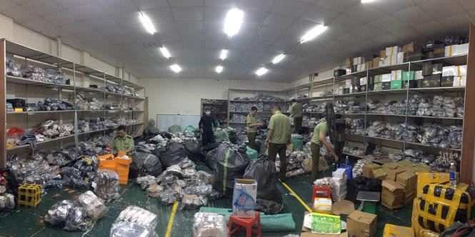 Thu giữ hơn 3.000 sản phẩm giày dép giả nhãn hiệu nổi tiếng