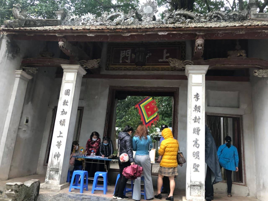 Bàn kiểm tra thân nhiệt, hướng dẫn theo thông điệp 5K của Bộ Y tế được các di tích đặt ngay lối đi vào