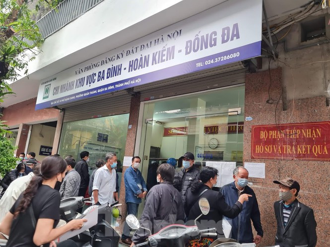 Cảnh đông đúc khi người dân đổ xô đi nộp tiền sử dụng đất trước ngày 1-3-2021