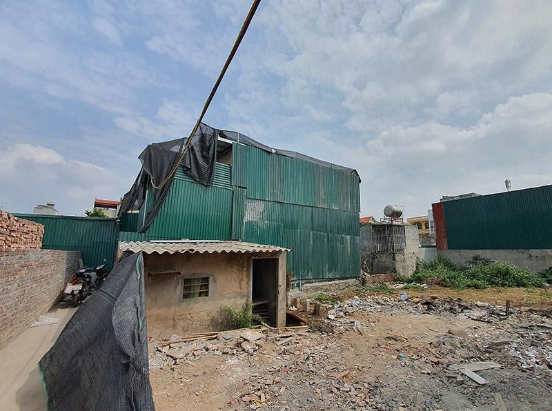Một ngôi nhà đang bịt tôn và xây dựng bên trong