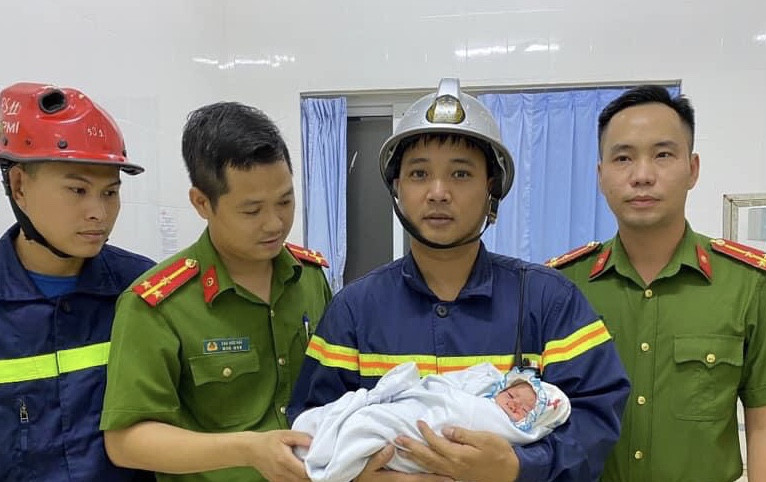 Bé sơ sinh được đưa ra ngoài an toàn. Ảnh CAHN