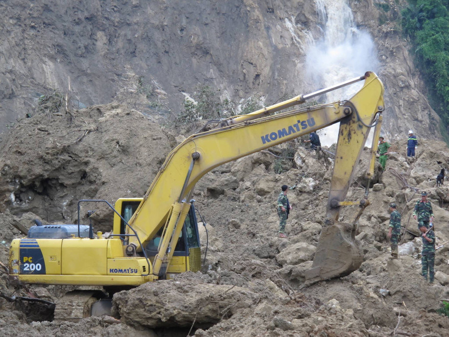Hàng trăm người tìm kiếm nạn nhân bị vùi lấp ở Hòa Bình