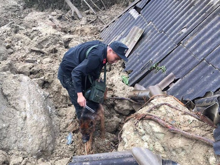 Lực lượng cứu hộ nỗ lực tìm kiếm các nạn nhân mất tích.