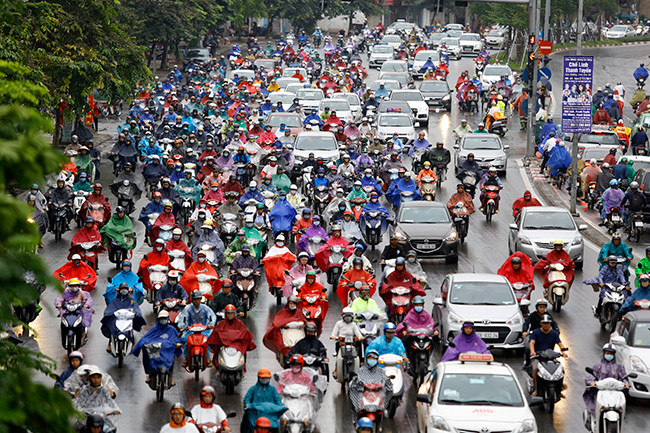 Theo ghi nhận của PV, sáng nay, 16/10, tại một số tuyến đường của Thủ đô Hà Nội như Nguyễn Xiển, Nguyễn Trãi, Ngã Tư Sở, Nguyễn Hữu Thọ,... xảy ra tình trạn ùn tắc kéo dài.