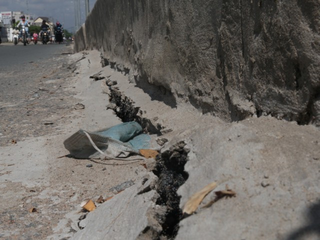 Vết nứt kéo dài.