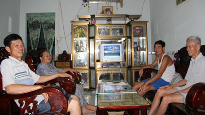 Cha mẹ Ánh Viên phải đi xem nhờ tivi để có thể theo dõi con thi đấu. Ảnh: Huỳnh Xây.