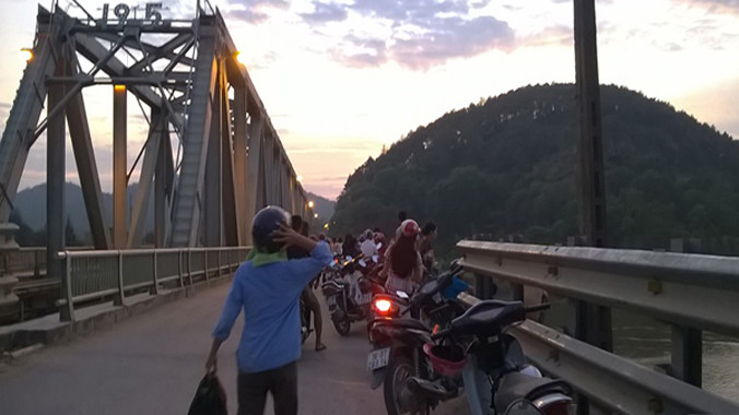 Rất đông người dân kéo đến hiện trường theo dõi vụ việc. Ảnh: Chân Nhân/Ngoisao.net