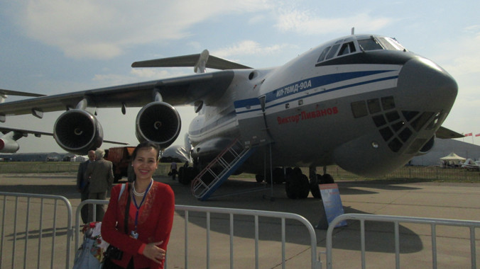 Khoang chứa hàng của máy bay vận tải hạng nặng IL-76MD-90A của UAC dài 24,5m, rộng 3,5m, cao 3,4m, có thể chở 126 lính dù, hoặc 145-225 quân (tùy cách bố trí dãy ghế đơn hay đôi). Trong ảnh: Du khách Việt Nam trước chiếc IL-76 tại MAKS 2015. Ảnh: Thái An.