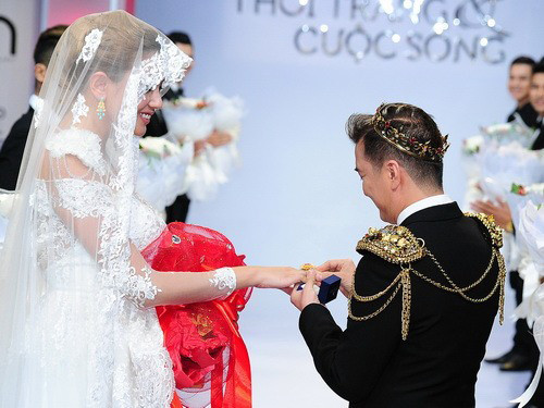 Đàm Vĩnh Hưng trao nhẫn khủng cho siêu mẫu Hoàng Yến