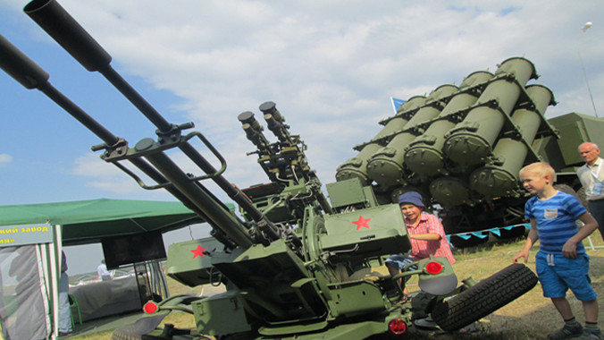 Ngộ nghĩnh trẻ em tại triển lãm hàng không quốc tế