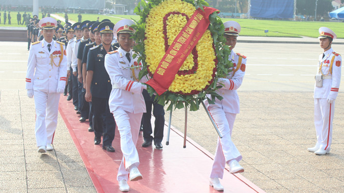 Tuổi trẻ Cảnh sát biển Việt Nam vào lăng viếng Bác.