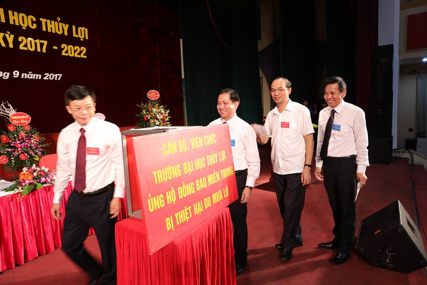 Trường Đại học Thủy lợi ủng hộ đồng bào lũ lụt miền Trung