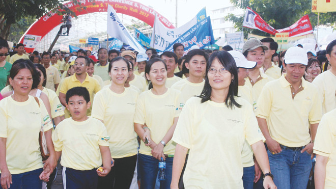  Đông đảo người dân TPHCM tham gia chương trình đi bộ từ thiện năm 2012. ảnh: T.Thế
