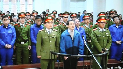 Dương Chí Dũng trước vành móng ngựa.