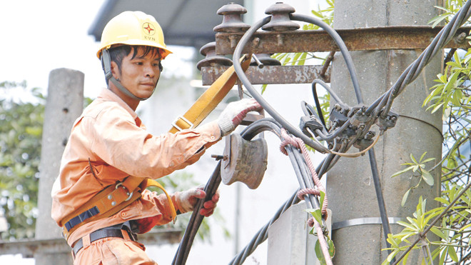 EVN cho DN vay với lãi suất trên dưới 2%/năm, sau đó vay lại của chính DN với lãi suất khoảng 17%/năm.Ảnh: Như Ý