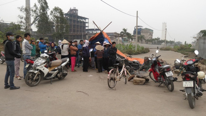 Người dân dựng lều, rải đá phong tỏa đường vào Nhà máy Gang Vạn Lợi