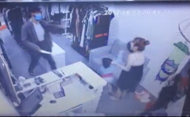 Hành động của teeb cướp đã bị camera ghi lại.