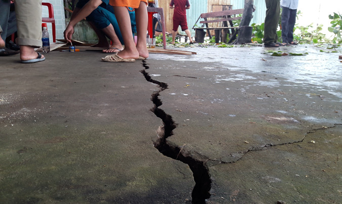 Vết nứt dài 60m xuất hiện trên mặt đường.