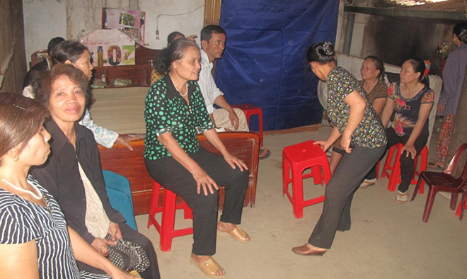 Hàng xóm chia buồn với gia đình anh Trần Đức Vinh.