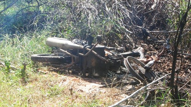 Thi thể nam thanh niên và chiếc xe máy bị thiêu cháy trơ khung.