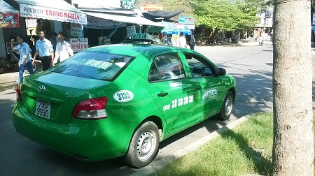 Phát hiện vị khách người Nhật đã để quên túi xách đựng lượng lớn tiền mặt, anh Công đã tìm cách trả lại cho khách.