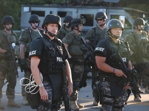 Nhà chức trách không công bố danh tính của viên sĩ quan bắn chết Brown do lo ngại về sự an toàn của anh ta, việc này đã gây ra sự phản đối lớn từ phía người dân.