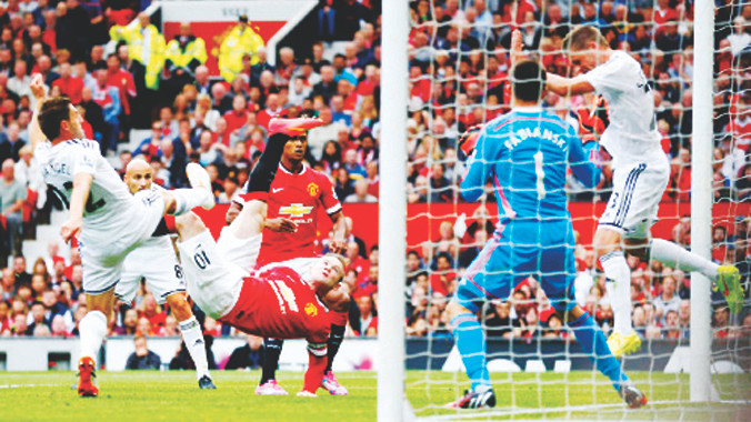 Man United (Áo đỏ) gục ngã ngay trên sân nhà ở ngày khai mạc