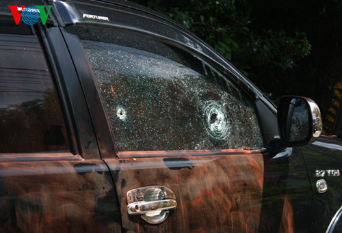 Chiếc xe với nhiều vết đạn khi người dân phát hiện 2 người chết trong xe 