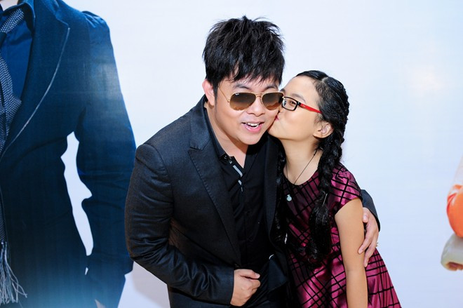 Cha con Phương Mỹ Chi thể hiện tình cảm trong một buổi họp báo.