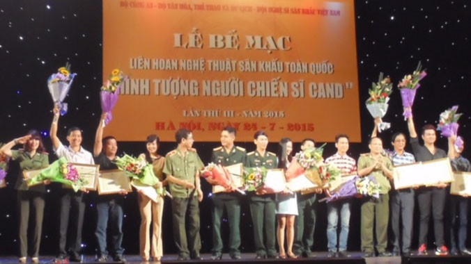 Lãnh đạo Bộ Công an trao giải thưởng cho các diễn viên xuất sắc.