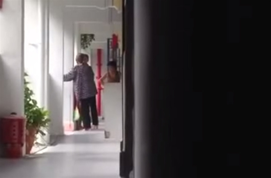 Bà cụ sức khỏe yếu thường xuyên phải vịn tay vào tường. Ảnh cắt ra từ clip.