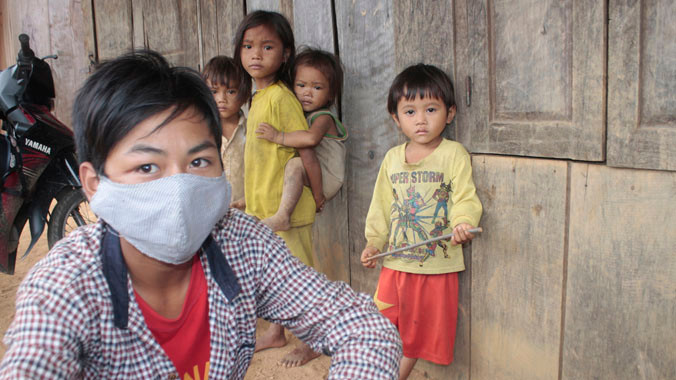 Một trường hợp nhiễm bệnh được phát thuốc chữa trị tại nhà. Ảnh Nguyễn Thành.