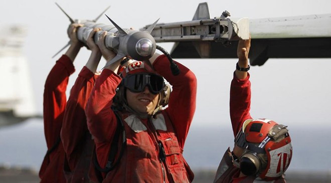 Binh sĩ Mỹ chất tên lửa lên máy bay chuẩn bị cho một đợt không kích.
