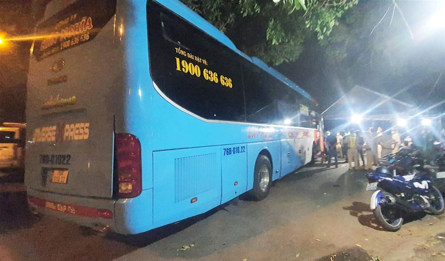 Xe khách Chín Nghĩa tông vào chốt kiểm soát dịch. Ảnh: VTC News