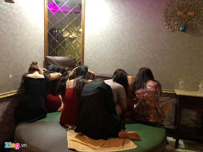 Các tiếp viên tại quán massage bị kiểm tra