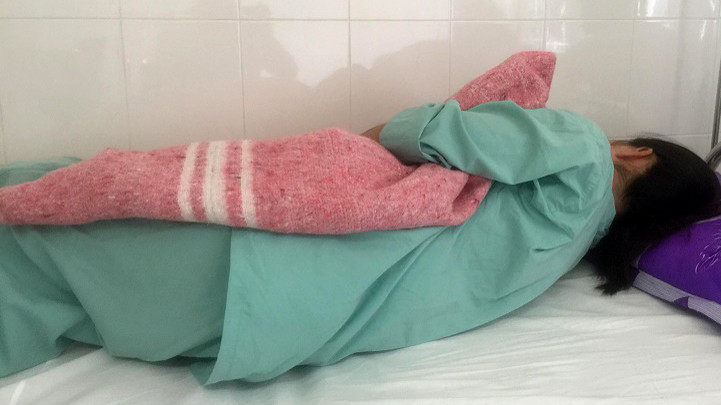 Nhiều ngày qua chị T. phải nằm viện điều trị với nhiều vết bầm tím trên cơ thể, tâm lý hoảng sợ, lo lắng. Ảnh: VTC News