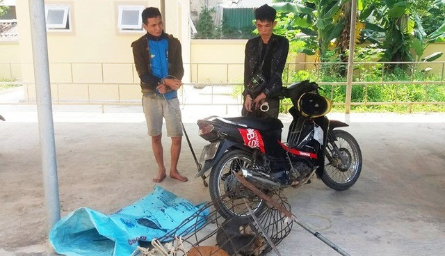 Hai đối tượng cùng tang vật của vụ án