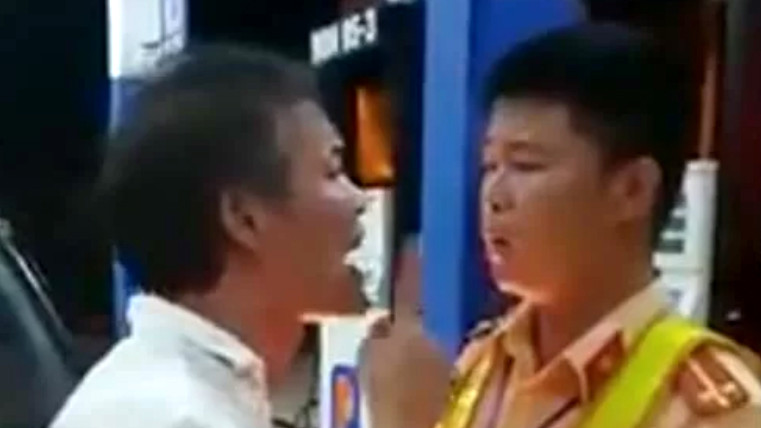 Tài xế Bình say xỉn, buông lời thoá mạ cảnh sát. Ảnh cắt từ video