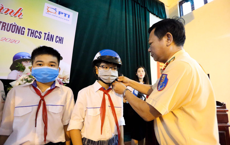 Các đơn vị trao tặng mũ bảo hiểm cho học sinh.