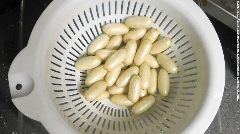 Một phần cocaine thu được từ bụng nghi phạm buôn lậu.