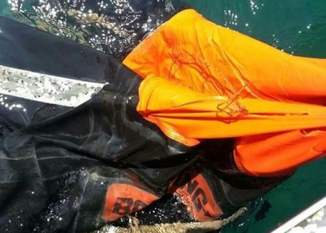 Ngư dân phát hiện xuồng cứu sinh nghi của máy bay