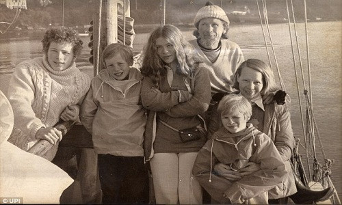 Gia đình Douglas trước khi gặp nạn. Ảnh: UPI.