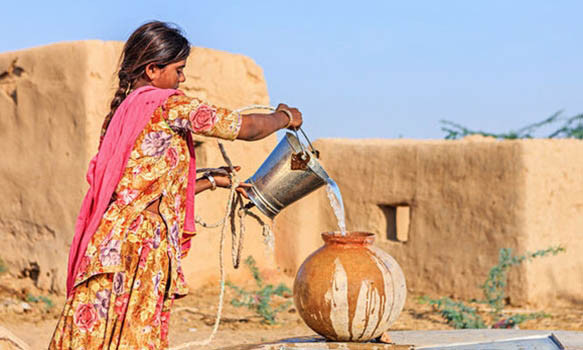 Chị Sangita rất vui và xúc động khi chồng đào được giếng.