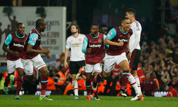 Winston Reid ghi bàn ấn định chiến thắng cho West Ham. Ảnh: Reuters.