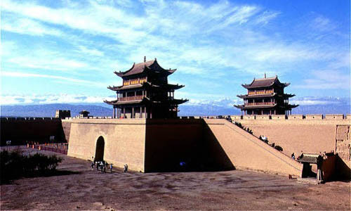 Một viên gạch thừa ra trong quá trình xây dựng Gia Dục quan đã được đặt lỏng lẻo trên cổng thành và vẫn còn tồn tại cho đến ngày nay.Ảnh: Absolutelychinatours.