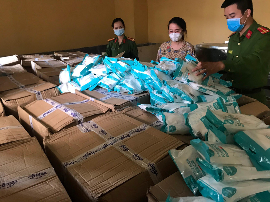 Hơn 71 nghìn chiếc khẩu trang không rõ nguồn gốc bị Công an quận Bắc Từ Liêm thu giữ.