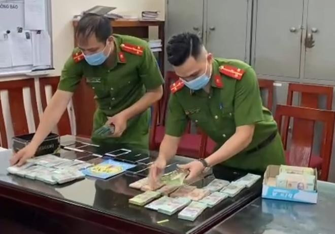 Cơ quan điều tra thu giữ tang vật vụ án. Ảnh CAND