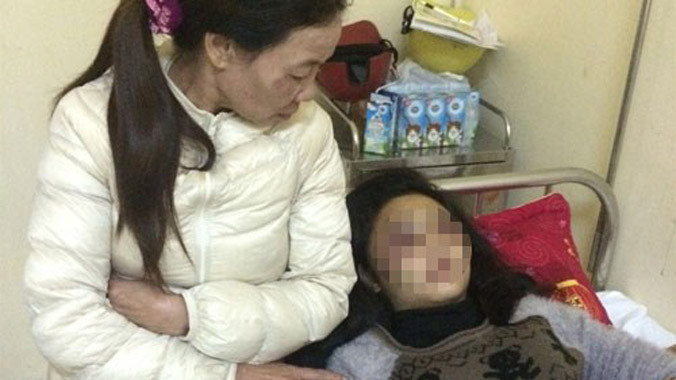 Nữ sinh T.T.A.T phải cấp cứu tại Bệnh viện đa khoa Hà Tĩnh. Ảnh: Công Dũng/ Thanh Niên