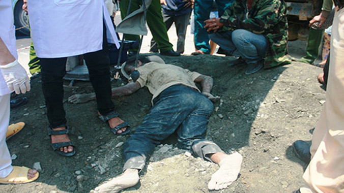 Ông Thạnh bị đống đất từ chiếc xe tải vùi lấp hơn 10 phút.